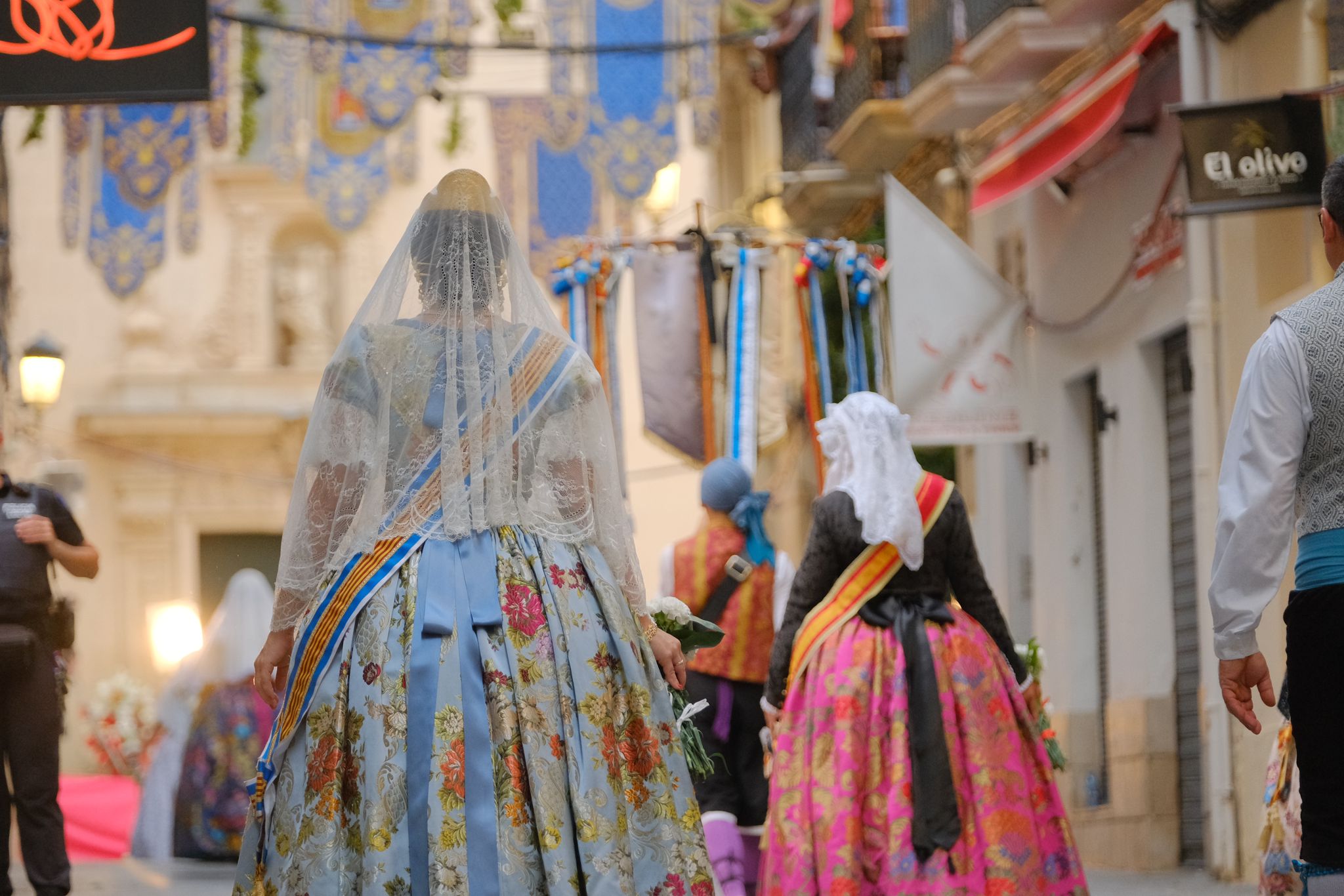 Las Hogueras se llenan de flores para la Virgen del Remedio
