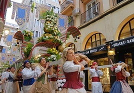 Las Hogueras se llenan de flores para la Virgen del Remedio