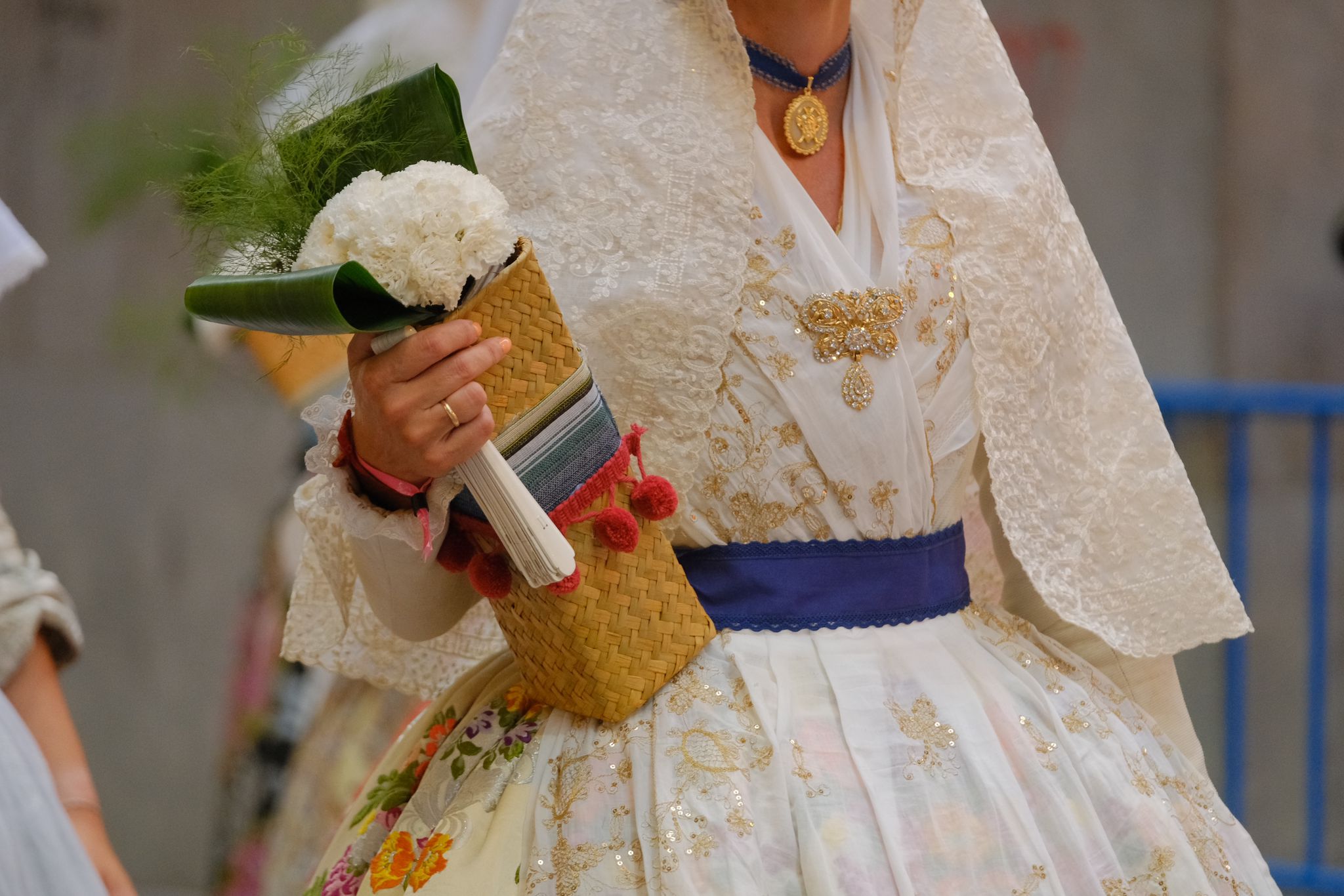 Las Hogueras se llenan de flores para la Virgen del Remedio