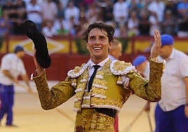 Roca Rey, en una aclamada vuelta al ruedo, después de que doblara el quinto de la tarde. El peruano lo hizo sin el apéndice que rehusó pasear.