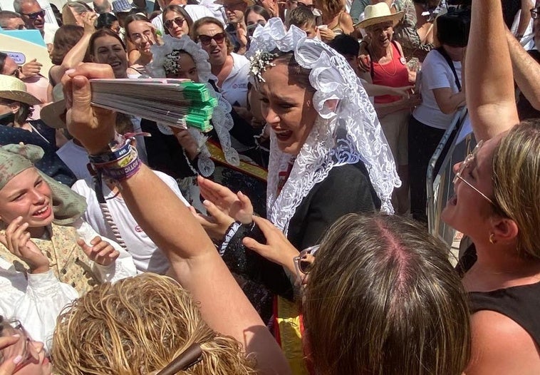 The Sèneca-Autobusos bonfire celebrates the second prize in the Special category.