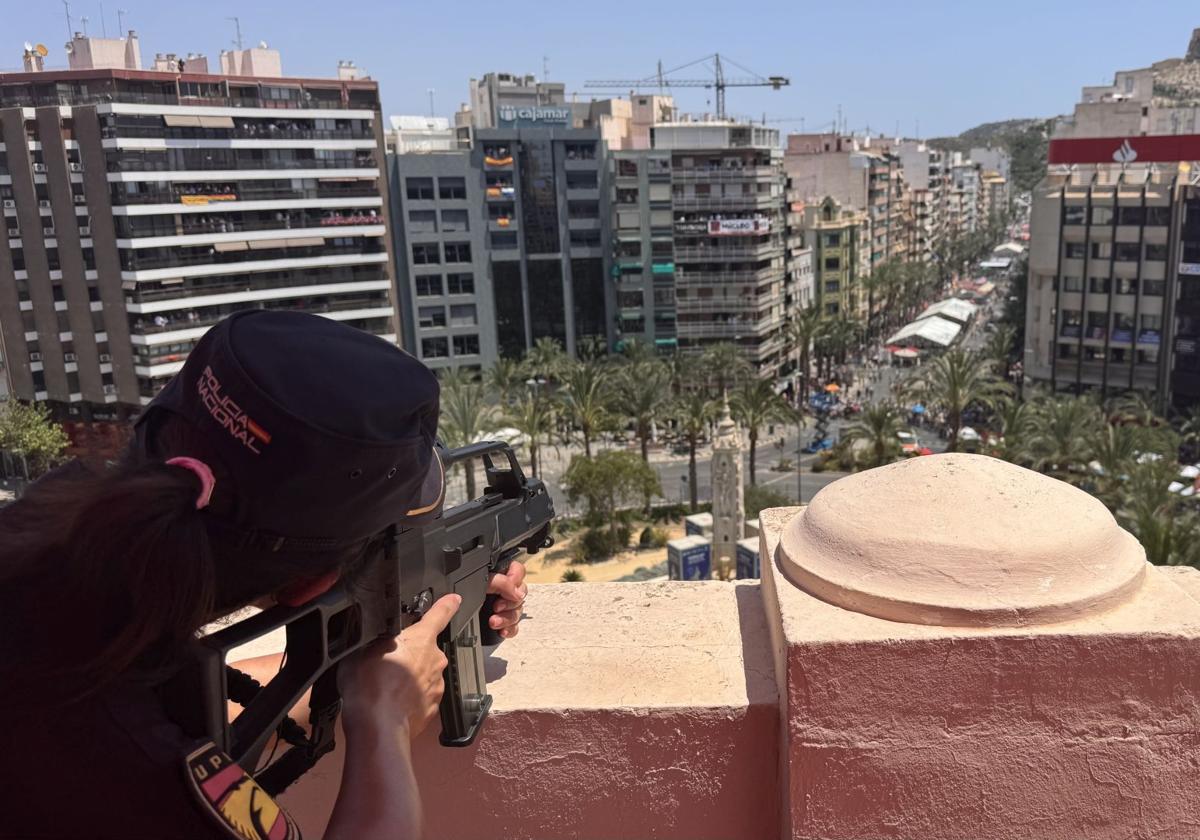 Una tiradora de la UPR vigila la mascletà desde uno de los edificios de Luceros.