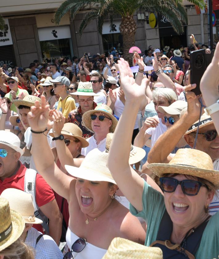 Imagen secundaria 2 - El público en la mascletà de Mediterráneo.