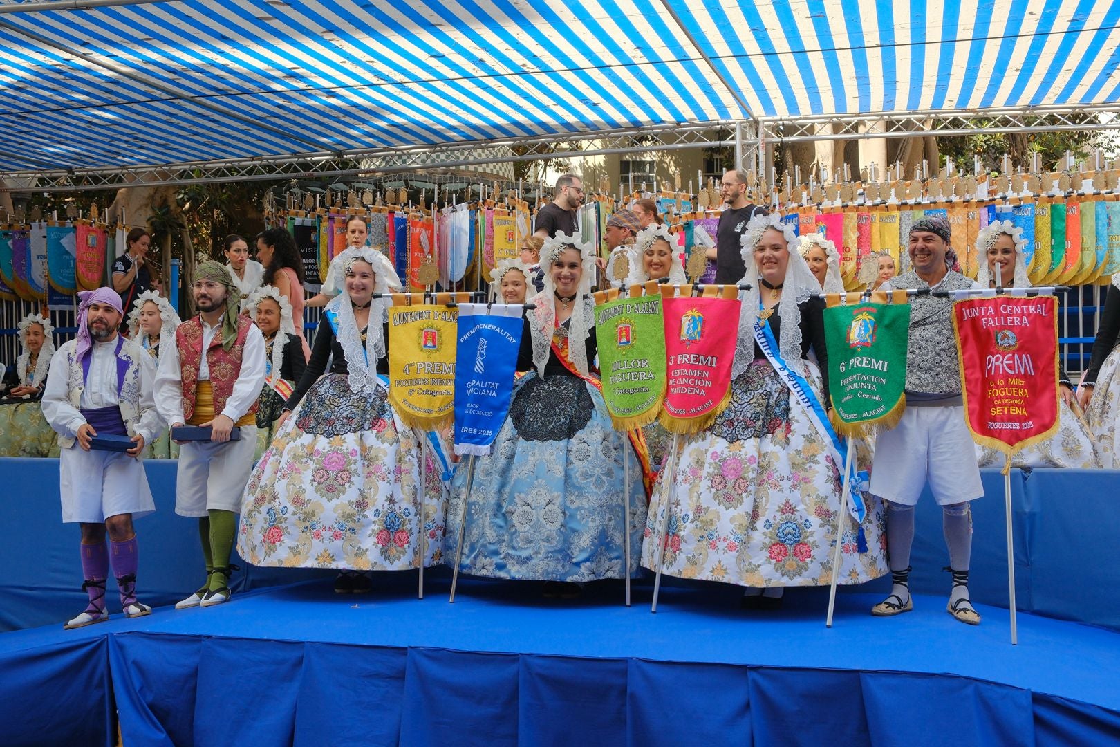 ¿Has recogido premio en las Hogueras de Alicante? Búscate en las fotos (I)