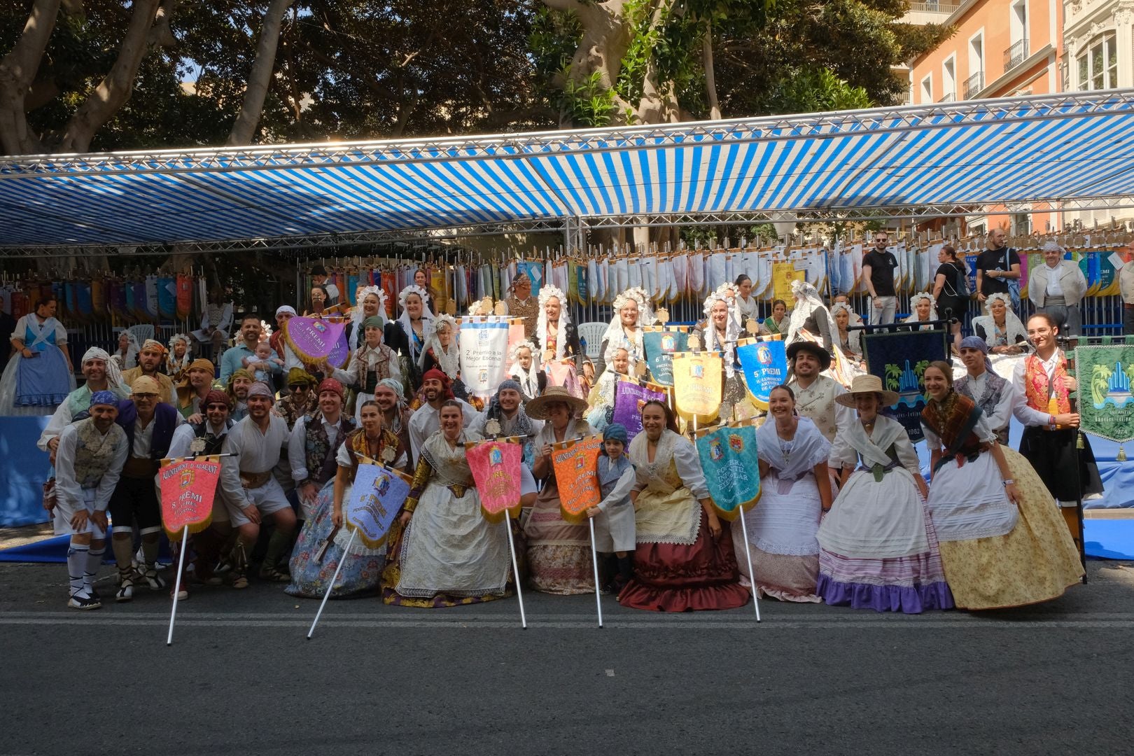 ¿Has recogido premio en las Hogueras de Alicante? Búscate en las fotos (I)