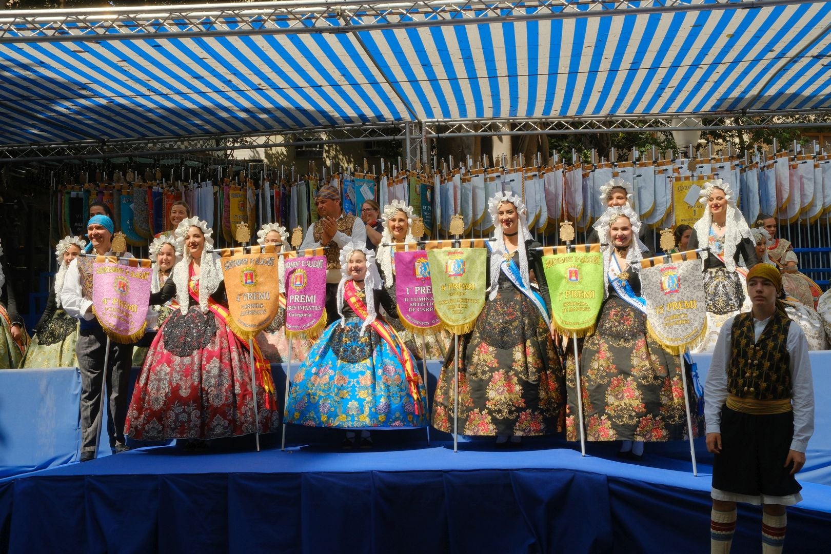 ¿Has recogido premio en las Hogueras de Alicante? Búscate en las fotos (I)