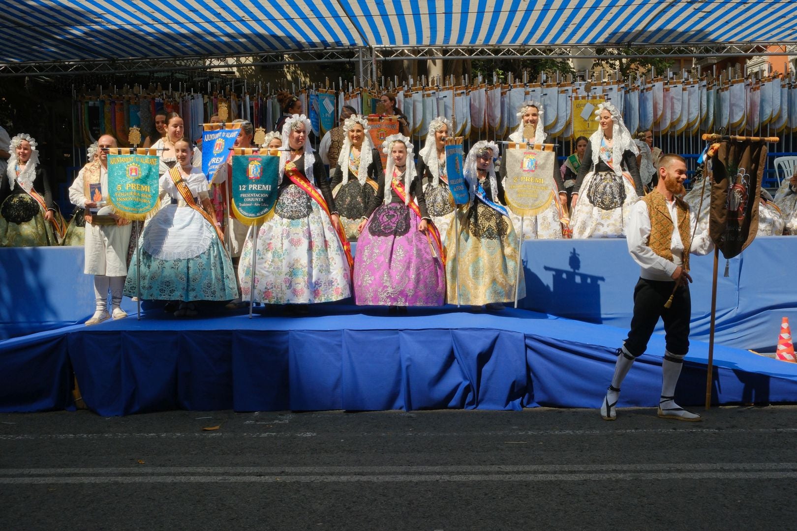 ¿Has recogido premio en las Hogueras de Alicante? Búscate en las fotos (I)