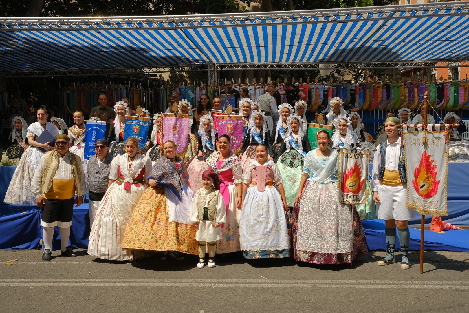 ¿Has recogido premio en las Hogueras de Alicante? Búscate en las fotos (I)