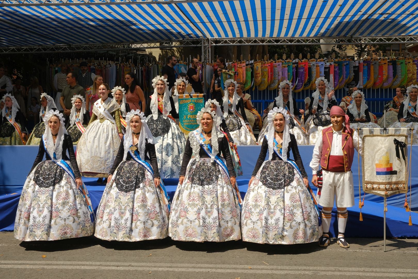 ¿Has recogido premio en las Hogueras de Alicante? Búscate en las fotos (I)