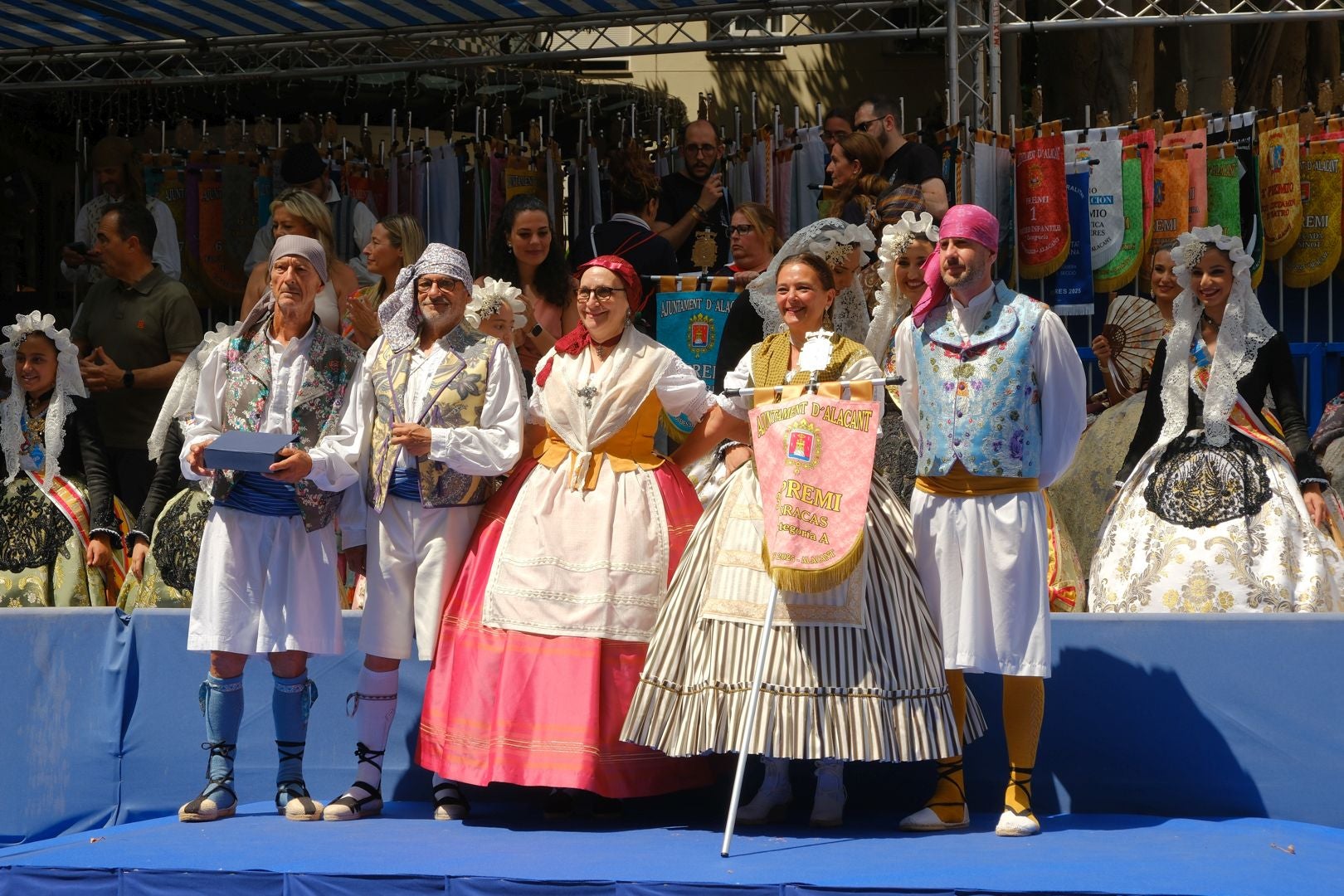 ¿Has recogido premio en las Hogueras de Alicante? Búscate en las fotos (I)