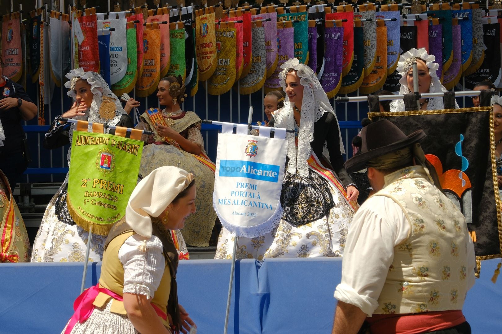 ¿Has recogido premio en las Hogueras de Alicante? Búscate en las fotos (I)
