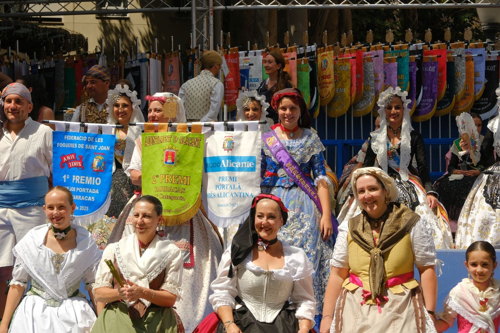 ¿Has recogido premio en las Hogueras de Alicante? Búscate en las fotos (I)