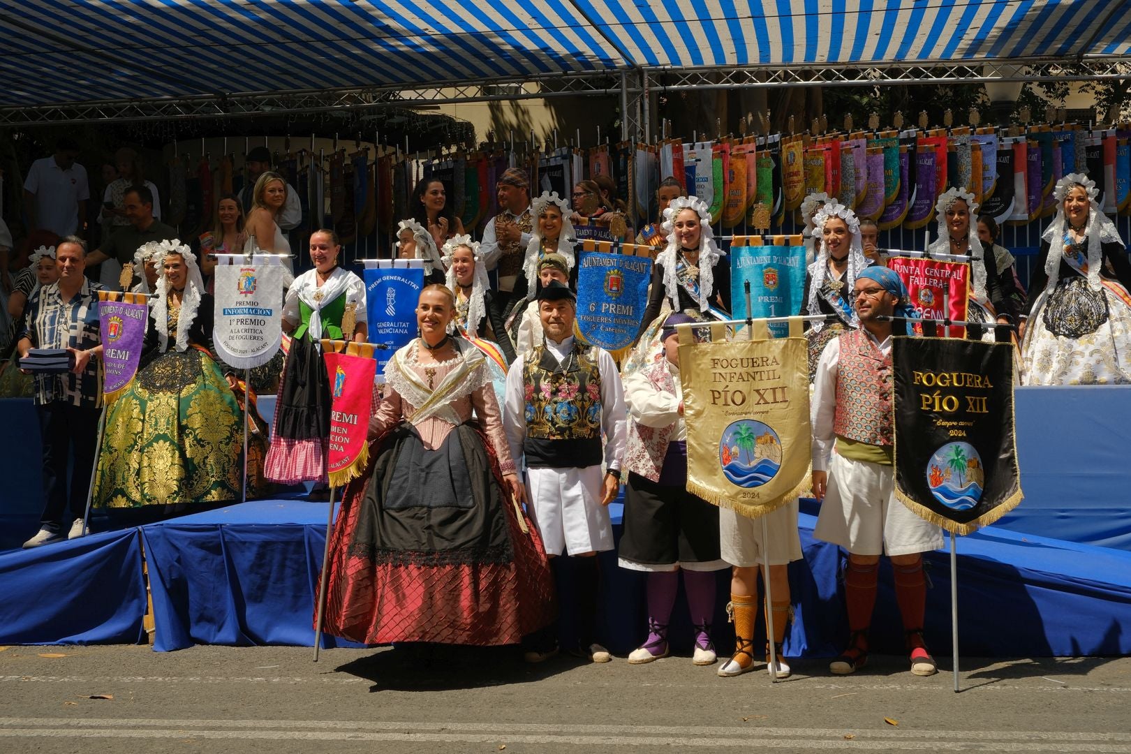 ¿Has recogido premio en las Hogueras de Alicante? Búscate en las fotos (I)