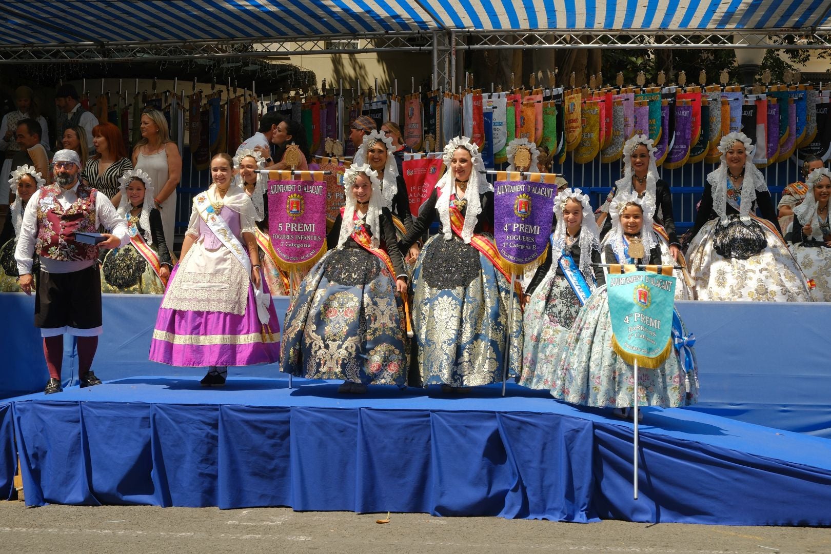 ¿Has recogido premio en las Hogueras de Alicante? Búscate en las fotos (I)