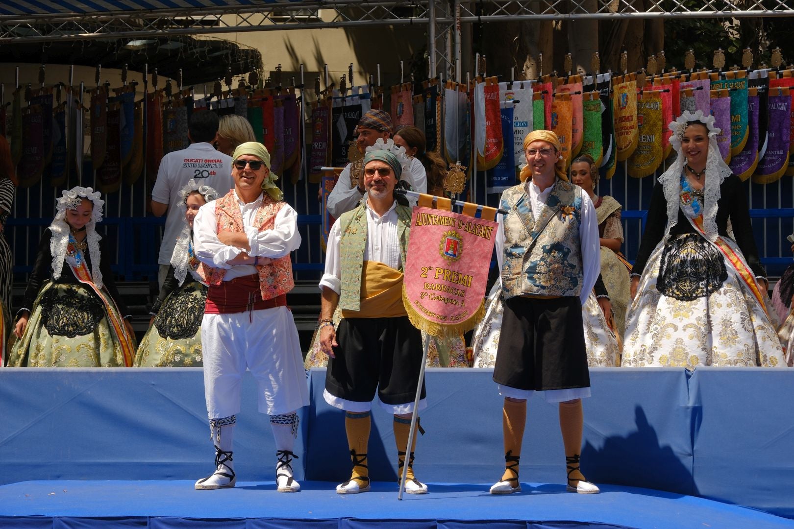 ¿Has recogido premio en las Hogueras de Alicante? Búscate en las fotos (I)