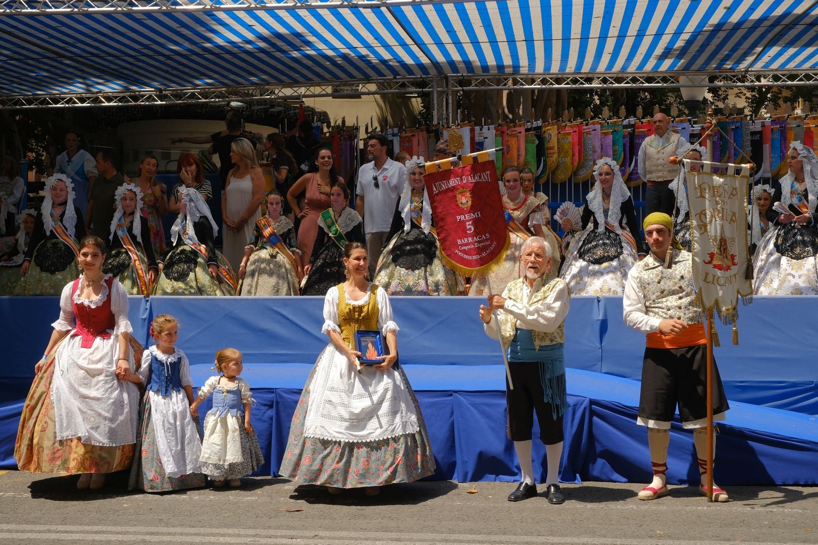 ¿Has recogido premio en las Hogueras de Alicante? Búscate en las fotos (II)
