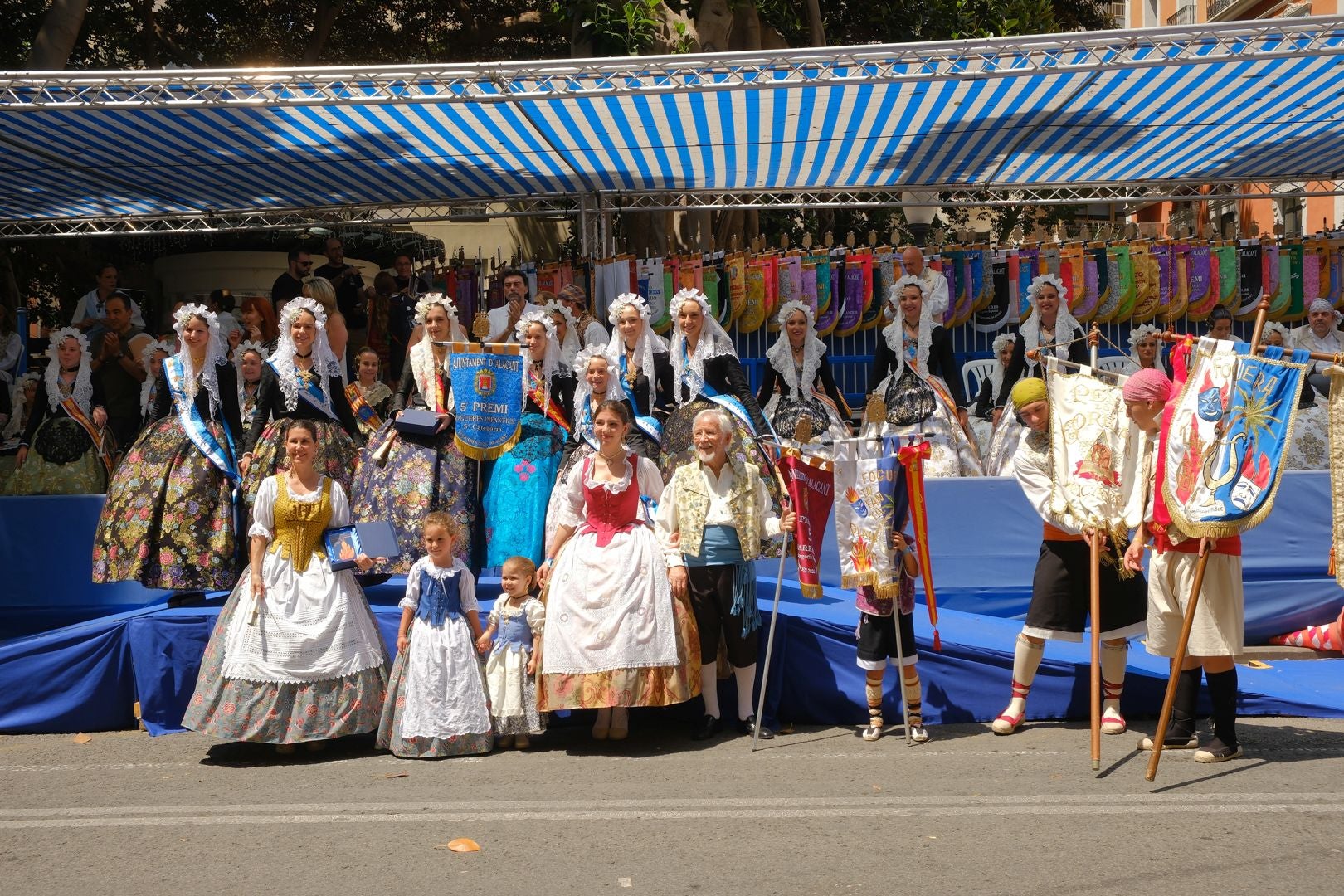 ¿Has recogido premio en las Hogueras de Alicante? Búscate en las fotos (II)