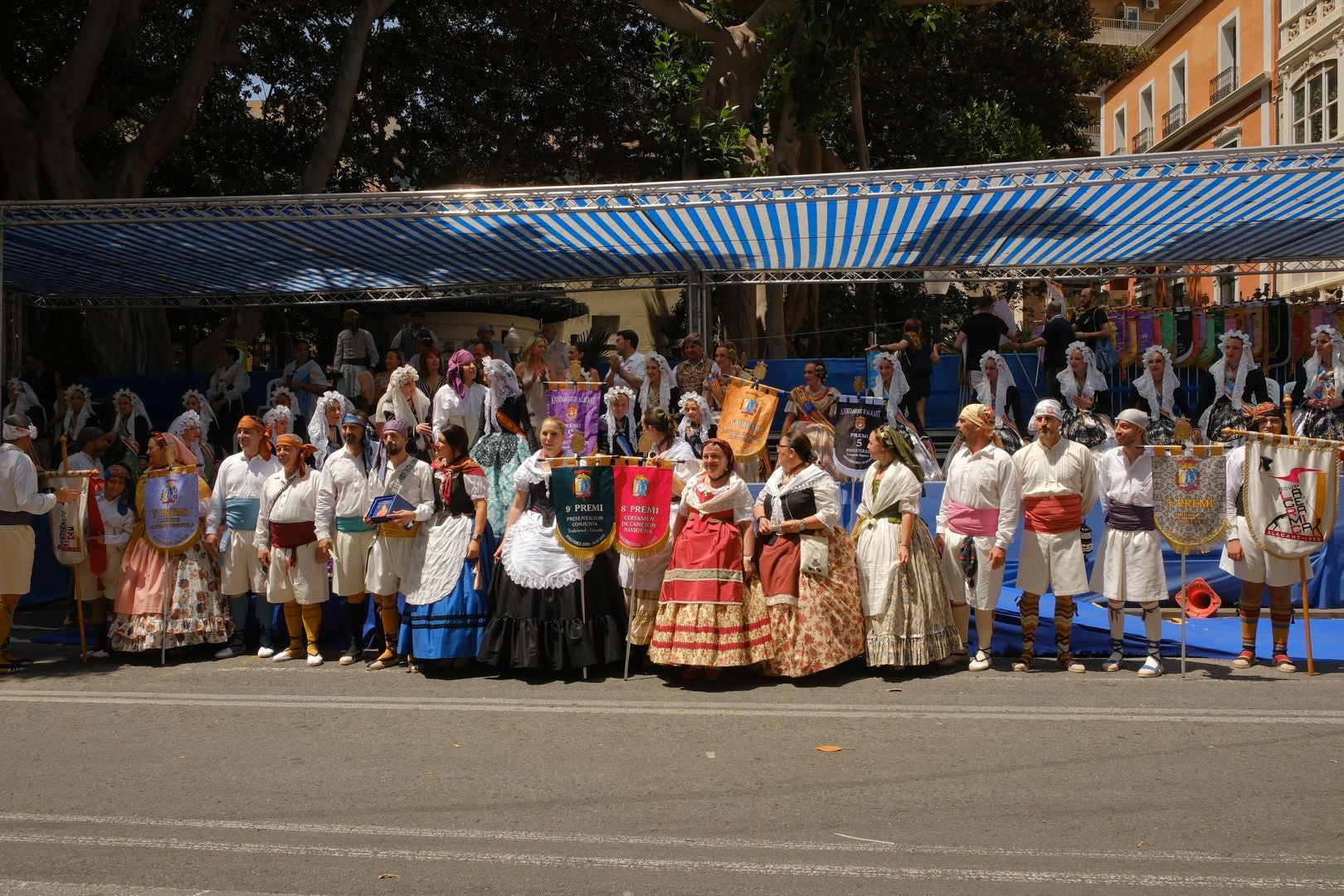 ¿Has recogido premio en las Hogueras de Alicante? Búscate en las fotos (II)