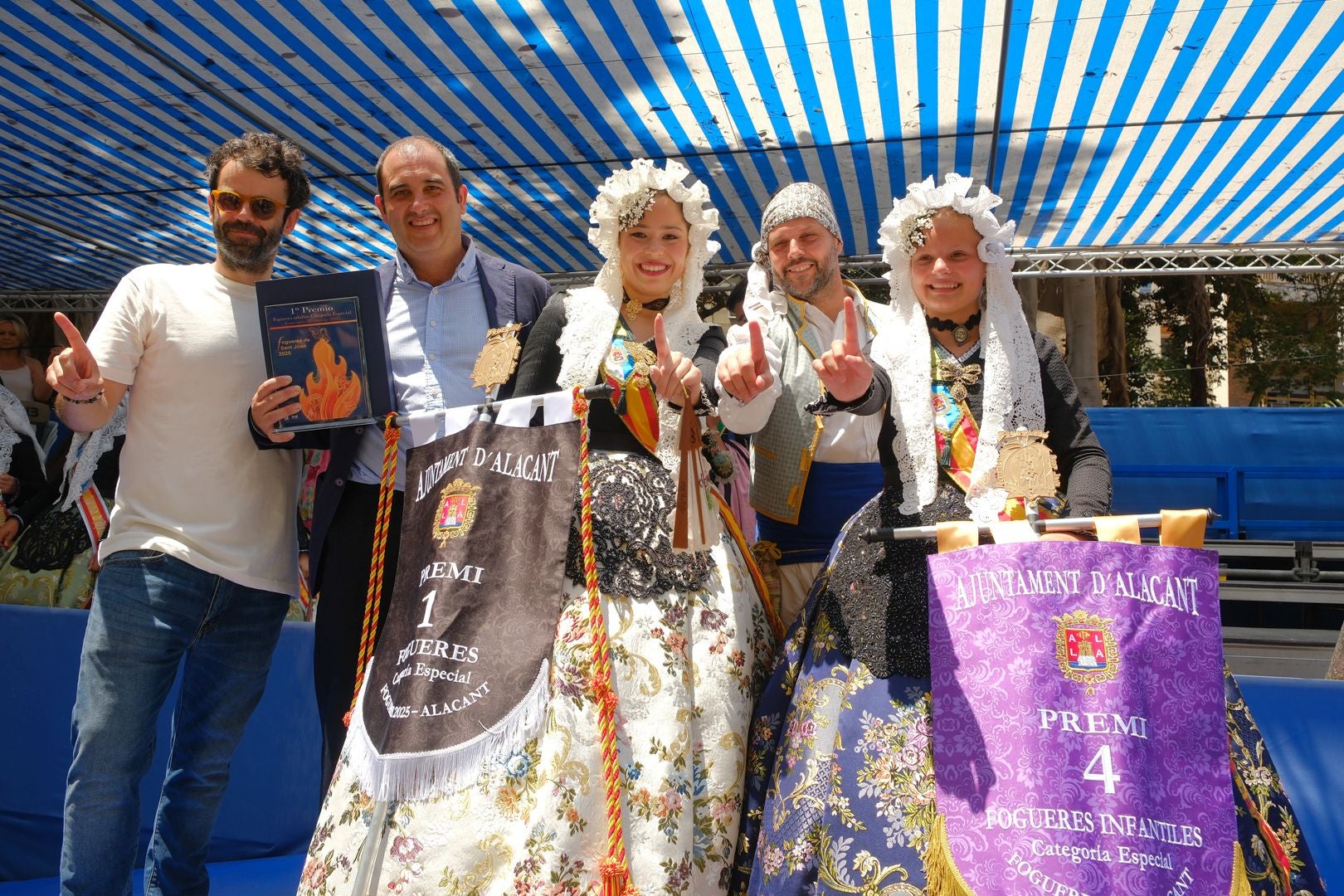 ¿Has recogido premio en las Hogueras de Alicante? Búscate en las fotos (II)