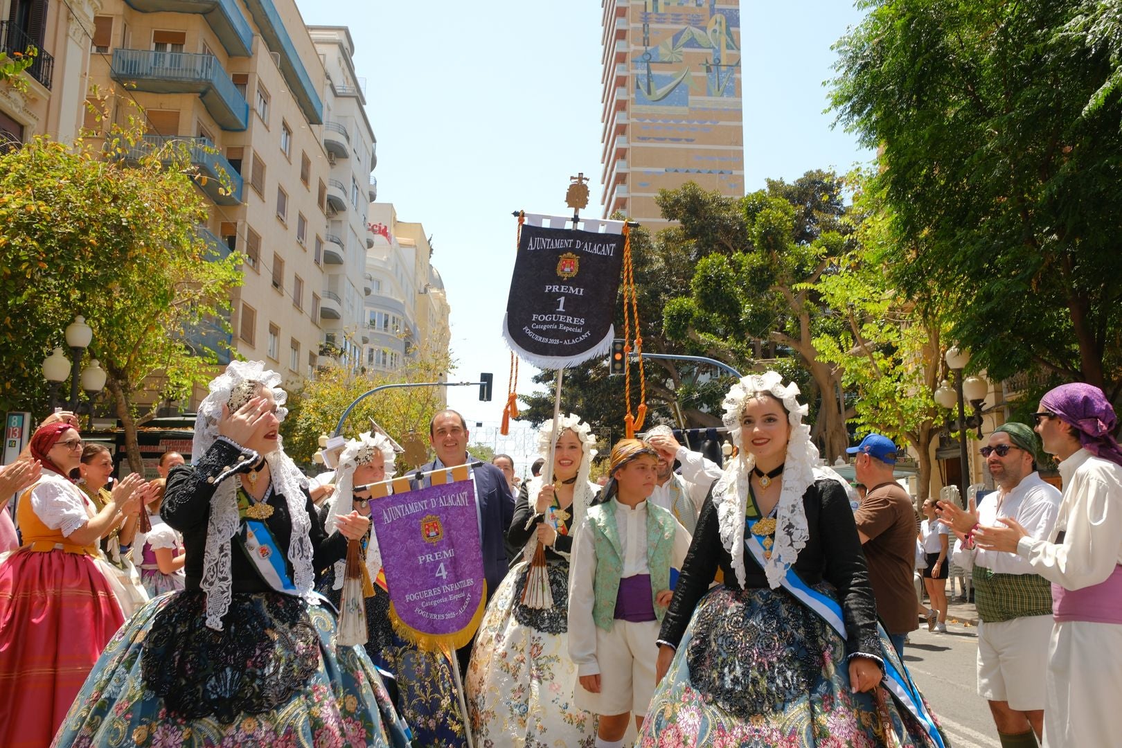 ¿Has recogido premio en las Hogueras de Alicante? Búscate en las fotos (II)