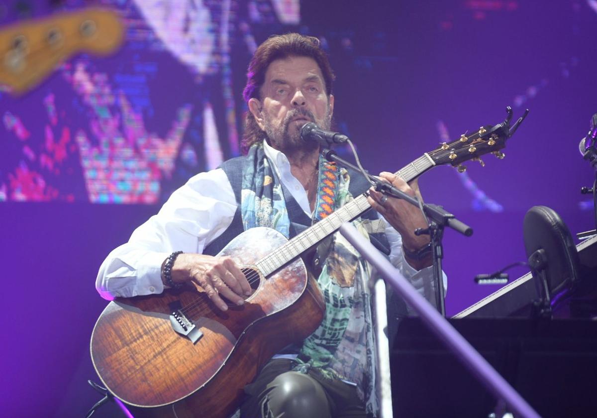 Alan Parsons, seated with an acoustic guitar, during his concert in Murcia.