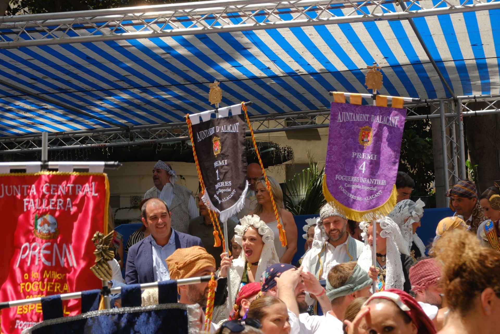 Día histórico para Baver-Els Antigons con su banderín negro de primer premio de Especial