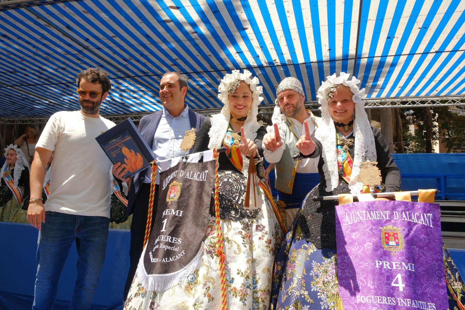 Día histórico para Baver-Els Antigons con su banderín negro de primer premio de Especial