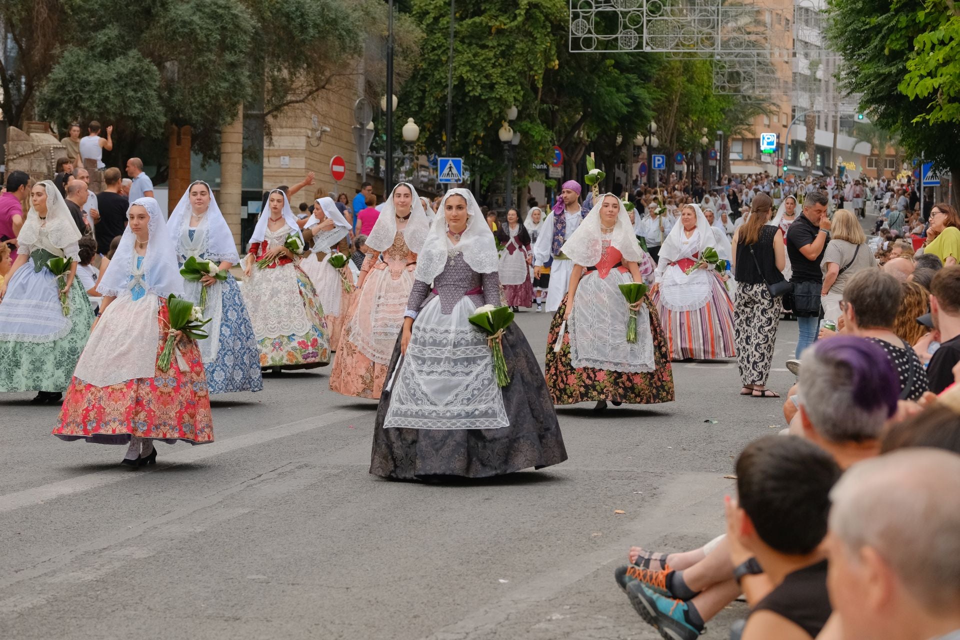 Las Hogueras se llenan de flores para la Virgen del Remedio