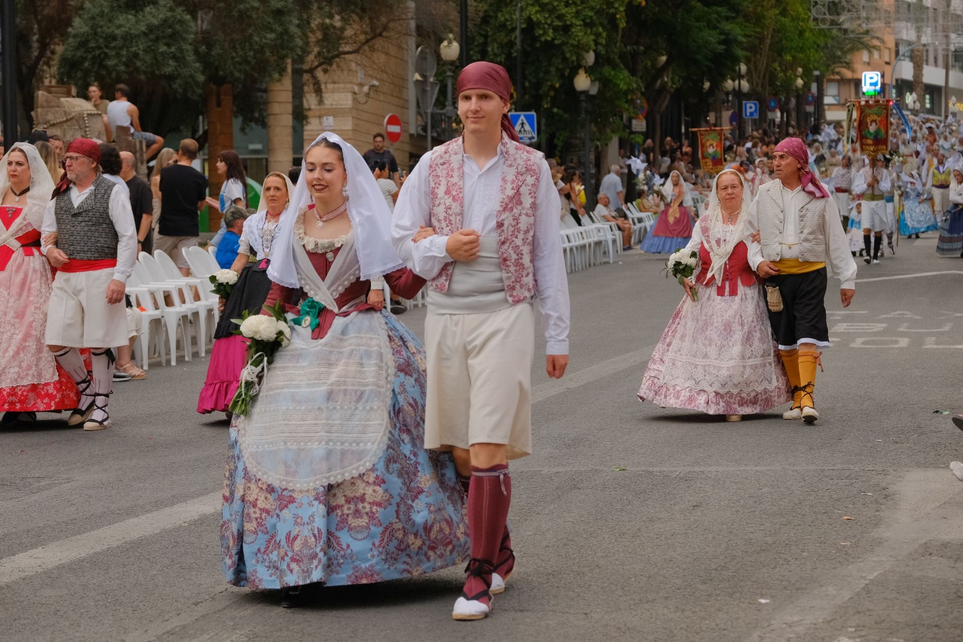 Las Hogueras se llenan de flores para la Virgen del Remedio