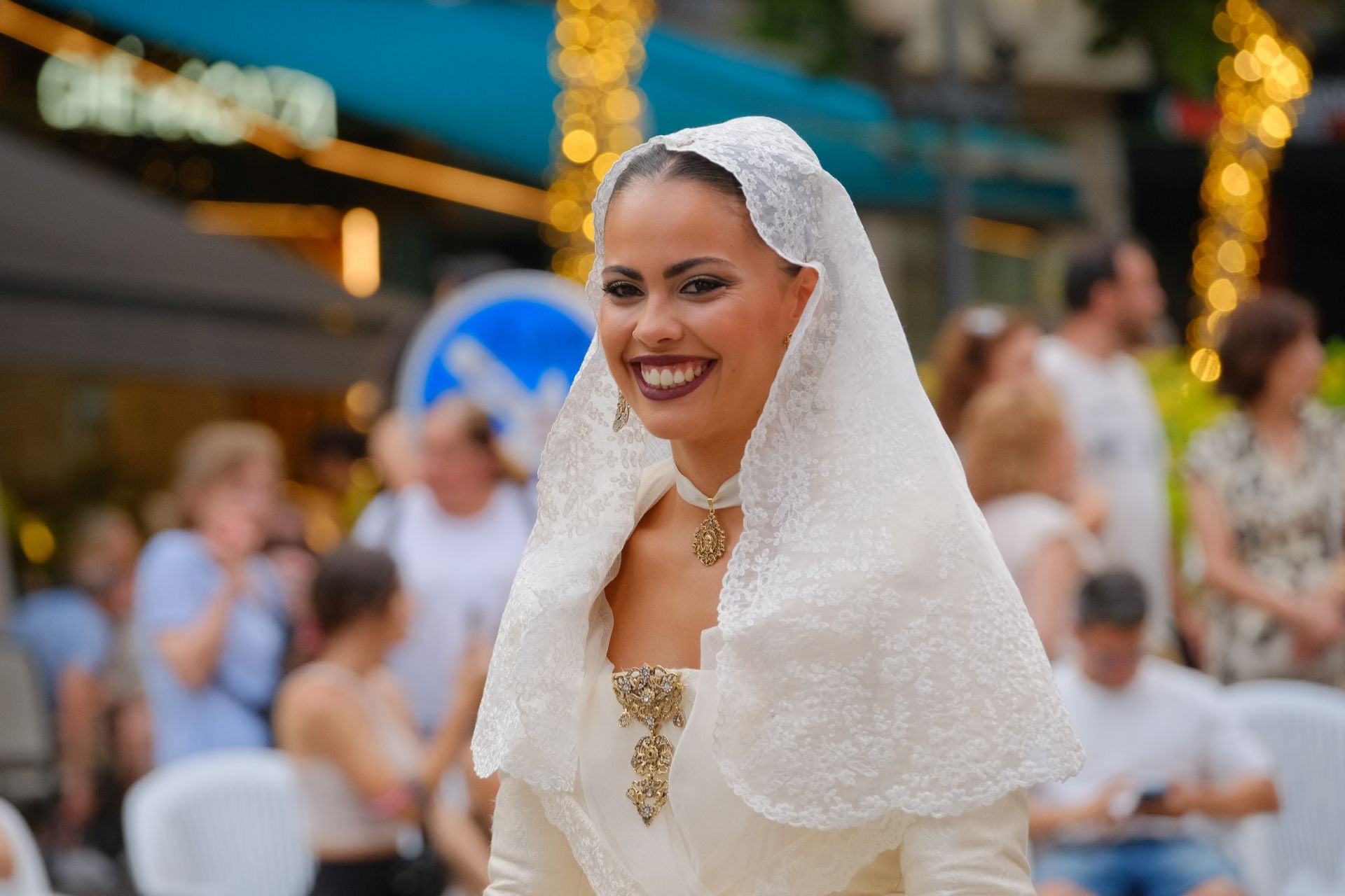 Las Hogueras se llenan de flores para la Virgen del Remedio