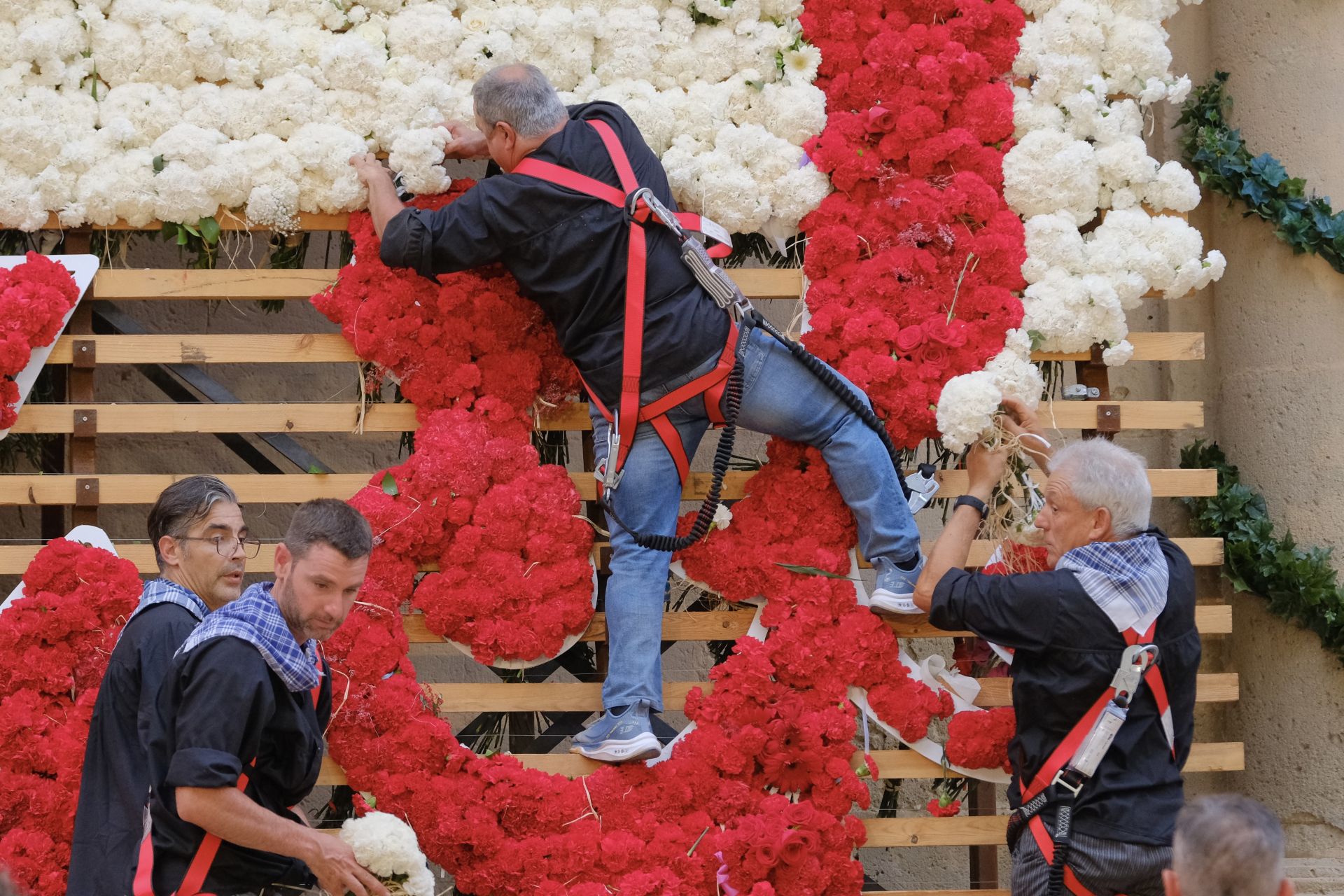 Las Hogueras se llenan de flores para la Virgen del Remedio