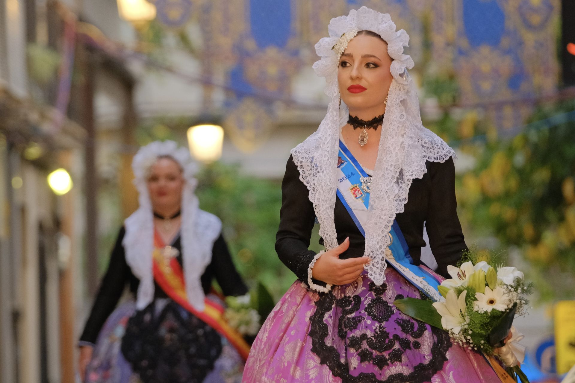 Las Hogueras se llenan de flores para la Virgen del Remedio