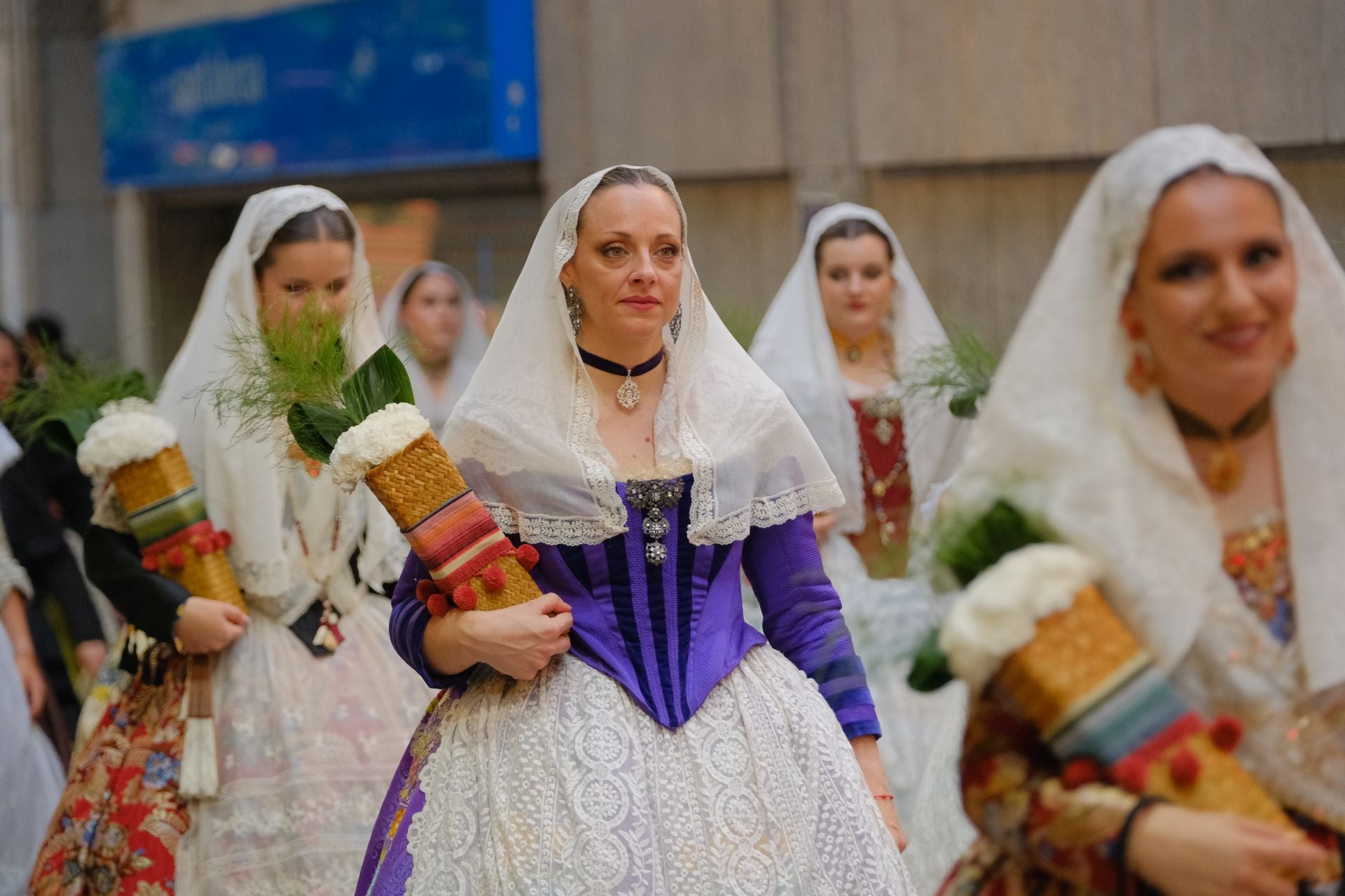 Las Hogueras se llenan de flores para la Virgen del Remedio