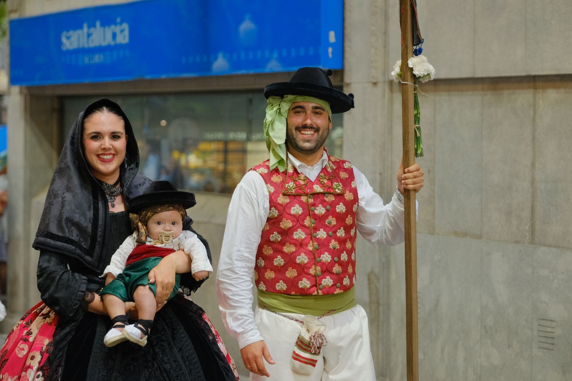 Las Hogueras se llenan de flores para la Virgen del Remedio