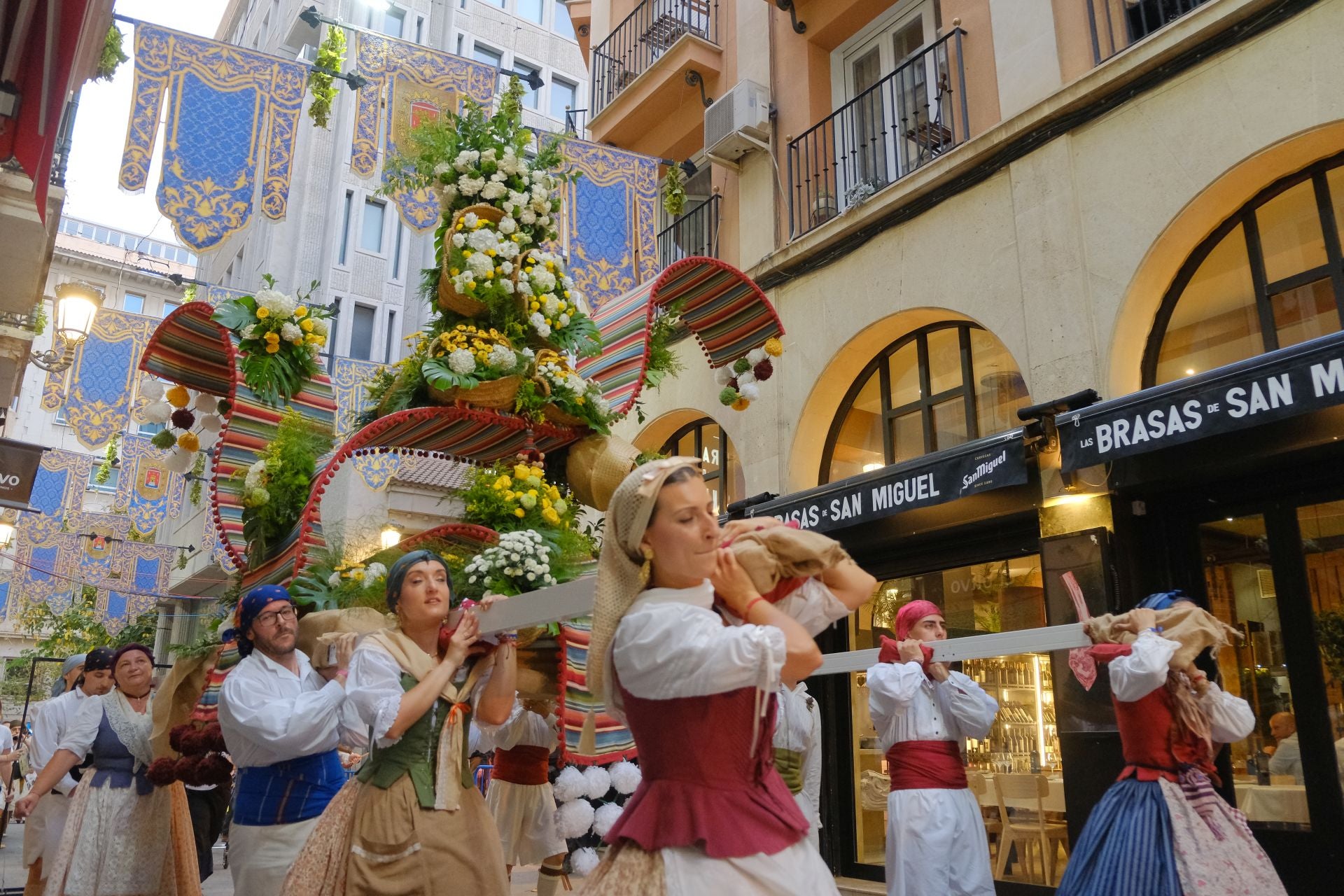 Las Hogueras se llenan de flores para la Virgen del Remedio