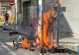 Así ha ardido el ninot de carrer de la hoguera Pla-Hospital.