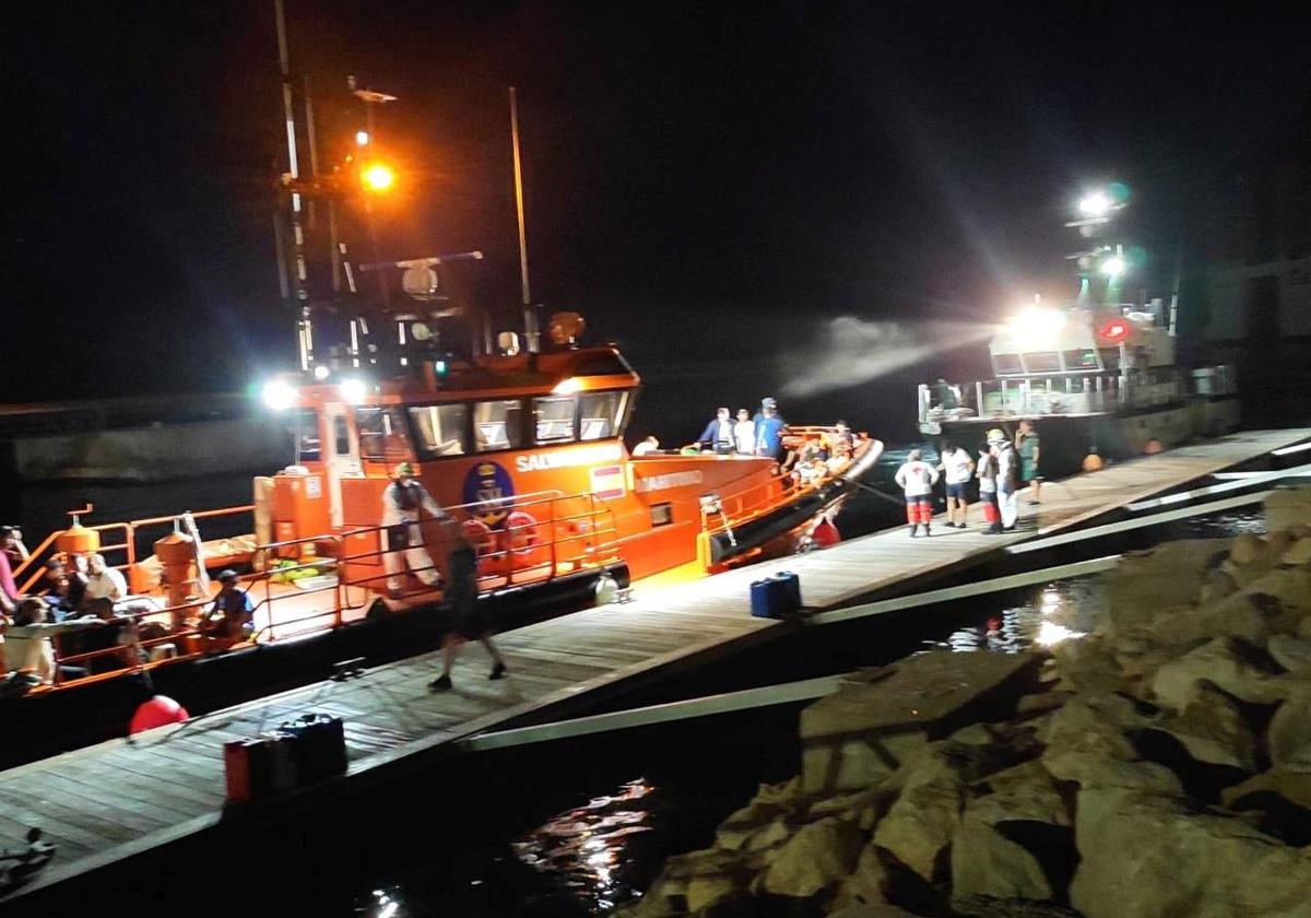Arrival of the Maritime Rescue ship at the port of Alicante.