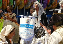 Entrega del banderín del premio a la portada más alicantina a los barraquers de Al final ho fem.