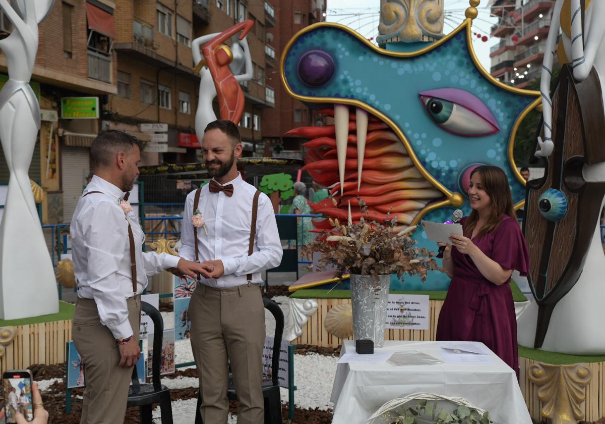 La hoguera como testigo de una boda en Alicante