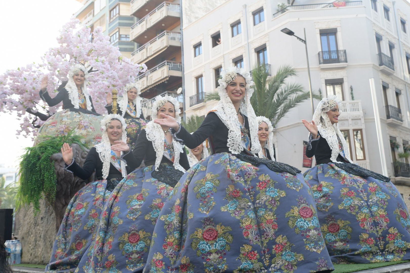 La música del mundo llega a Alicante en el desfile internacional de las Hogueras 2025