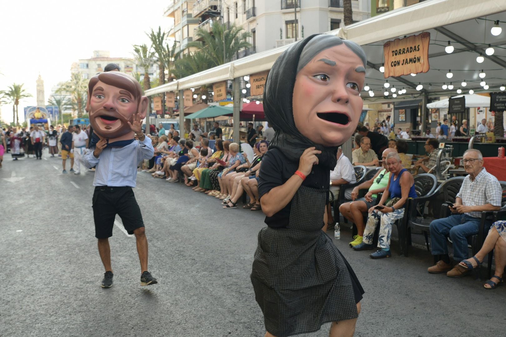 La música del mundo llega a Alicante en el desfile internacional de las Hogueras 2025