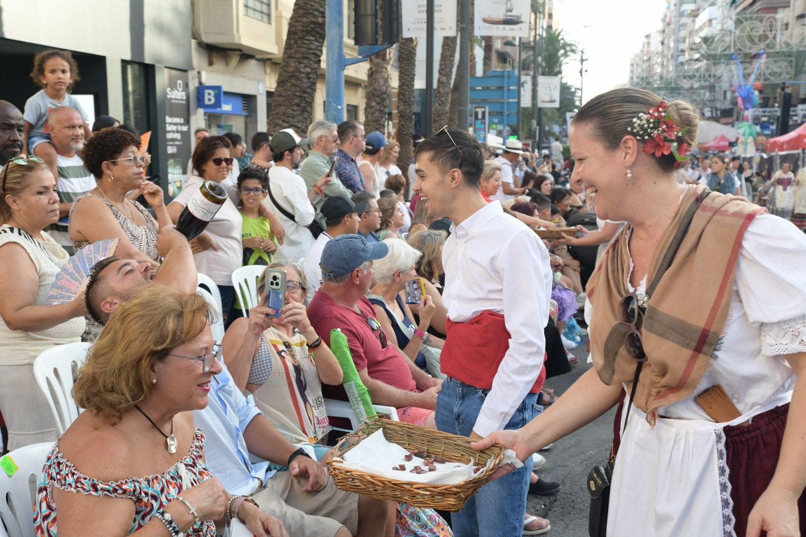 La música del mundo llega a Alicante en el desfile internacional de las Hogueras 2025
