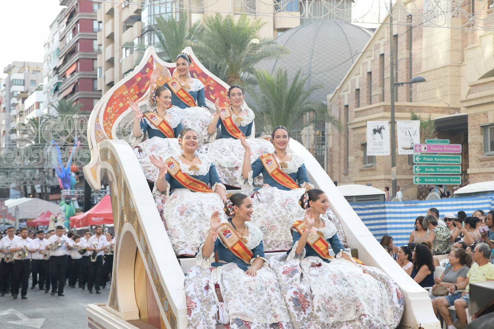 La música del mundo llega a Alicante en el desfile internacional de las Hogueras 2025