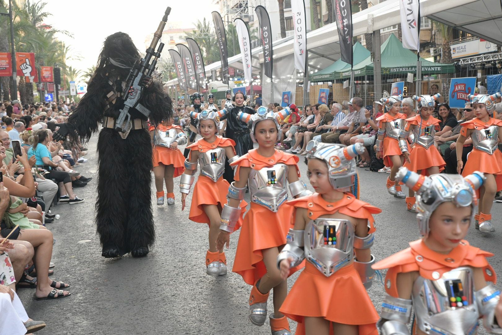 La música del mundo llega a Alicante en el desfile internacional de las Hogueras 2025