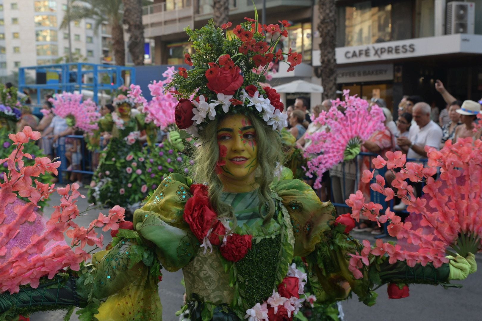 La música del mundo llega a Alicante en el desfile internacional de las Hogueras 2025