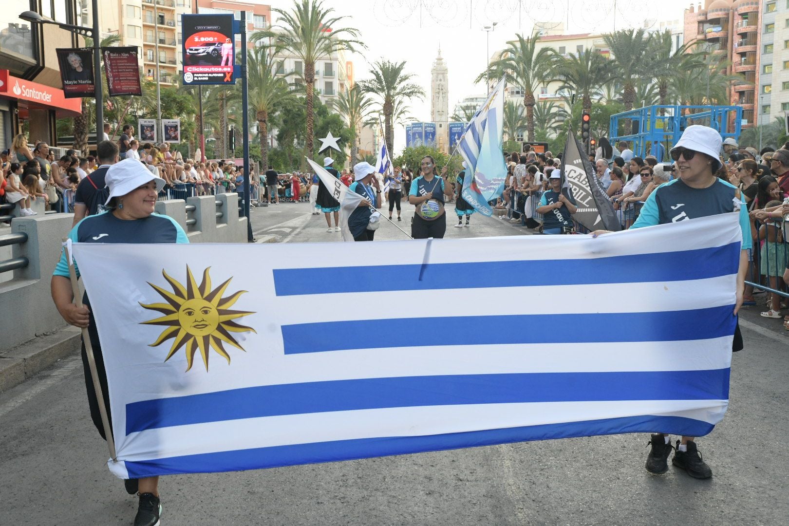 La música del mundo llega a Alicante en el desfile internacional de las Hogueras 2025
