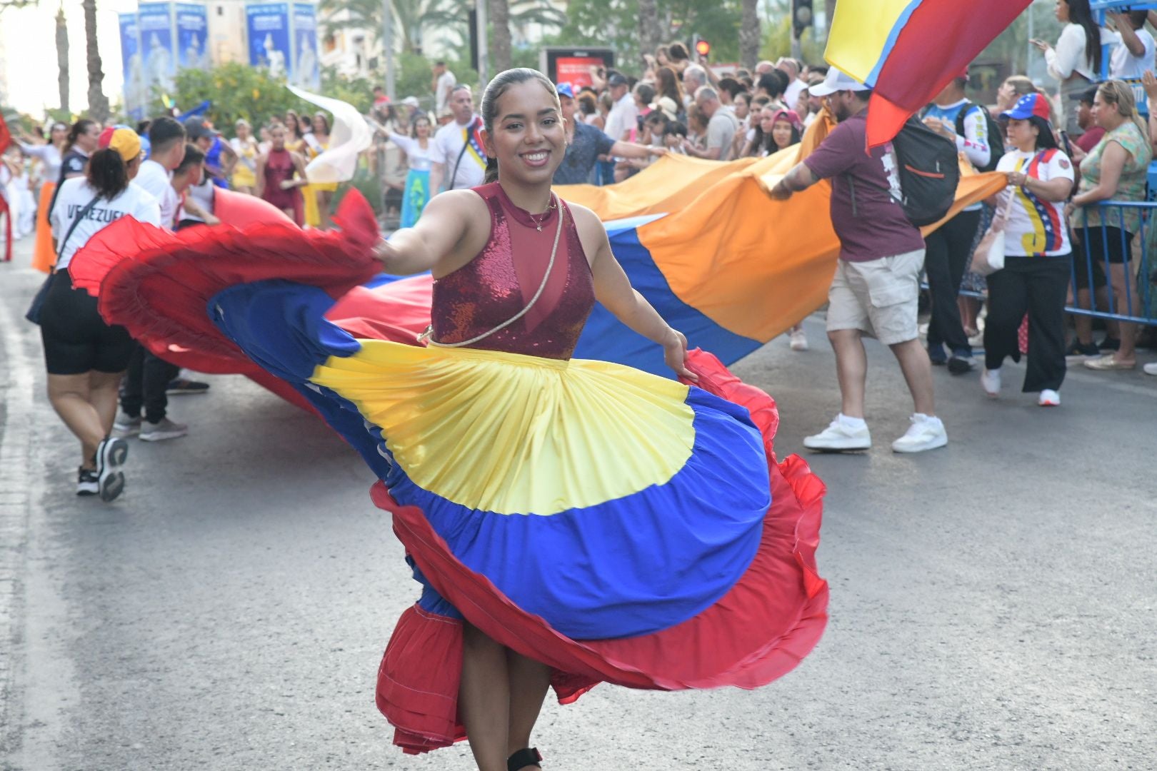 La música del mundo llega a Alicante en el desfile internacional de las Hogueras 2025
