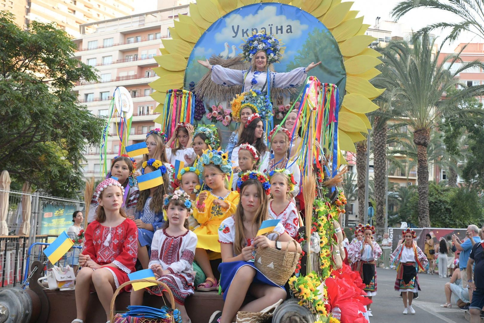La música del mundo llega a Alicante en el desfile internacional de las Hogueras 2025