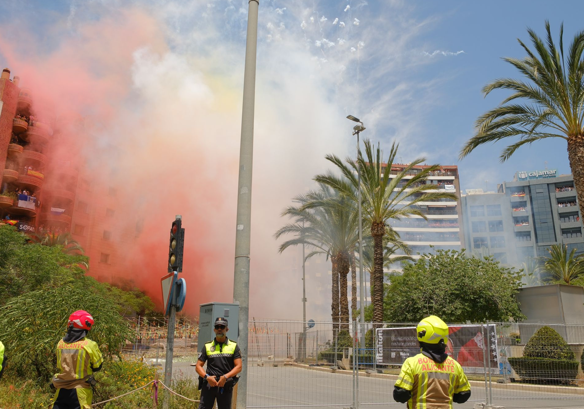 Imagen principal - Two Earthquakes on Land: The Ferrández Brothers' Surprise to Conquer the Hogueras with Their Mascletà