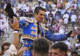 El diestro José Mari Manzanares sale en hombros de la plaza tras cortar cuatro orejas.